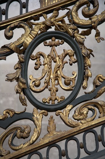 Versailles088 Château de Versailles, Petit Trianon, Escalier d'honneur, rampe en fer forgé au chiffre de Marie-Antoinette (détail)