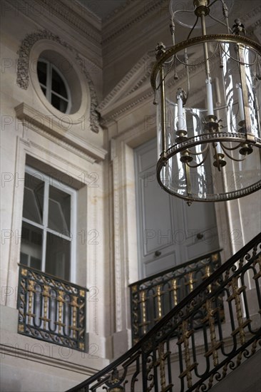 Versailles091 Château de Versailles, Petit Trianon, Escalier d'honneur, lustre et rampe en fer forgé