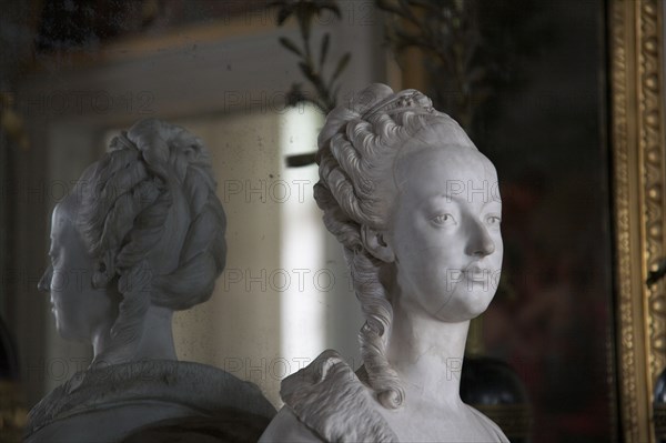 Versailles097 Château de Versailles, Petit Trianon, buste de Marie-Antoinette (1775), sculpture de Louis-Simon Boizot, Manufacture de Sèvres, reflets dans les miroirs