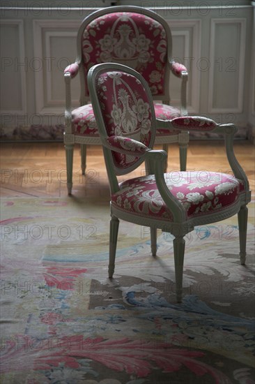 Versailles101 Château de Versailles, Petit Trianon, tapis et paire de fauteuils