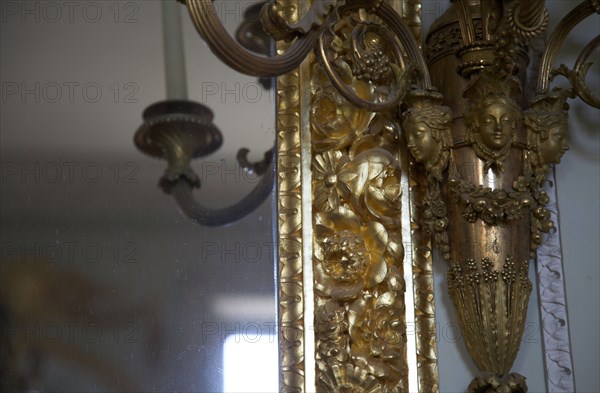 Versailles104 Château de Versailles, Petit Trianon, miroir et applique (détail)