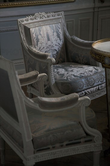 Versailles108 Château de Versailles, Petit Trianon, Boudoir, deux fauteuils (détail)