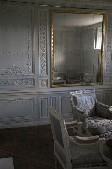 Versailles110 Château de Versailles, Petit Trianon, Boudoir, fauteuils et miroirs