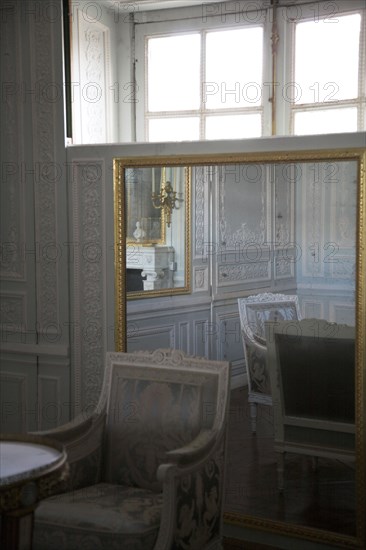 Versailles111 Château de Versailles, Petit Trianon, Boudoir, fauteuils et miroirs