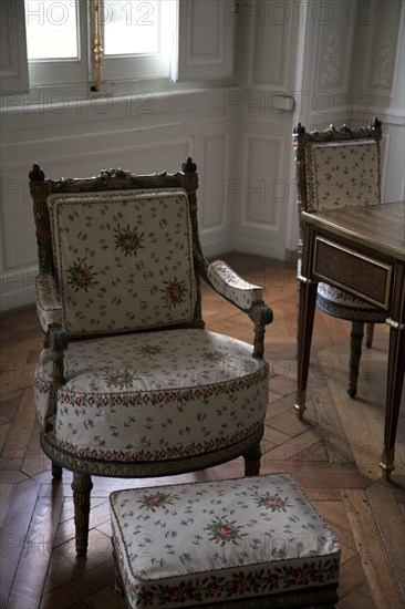 Versailles117 Château de Versailles, Petit Trianon, cabinet de toilette, fauteuil (détail)