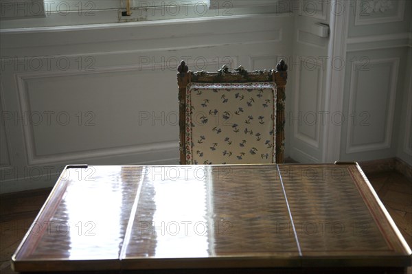 Versailles118 Château de Versailles, Petit Trianon, cabinet de toilette, table et chaise (détail)