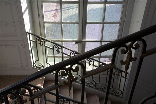 Versailles127 Château de Versailles, Petit Trianon, Escalier vers l'attique, rampes et fenêtre