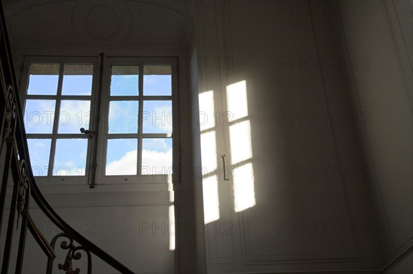 Versailles129 Château de Versailles, Petit Trianon, Escalier vers l'attique, fenêtre