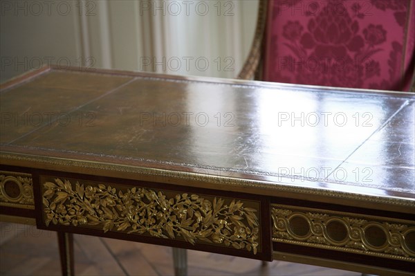 Versailles134 Château de Versailles, Petit Trianon, appartement de Louis XV, attique, bureau et fauteuil (détail)
