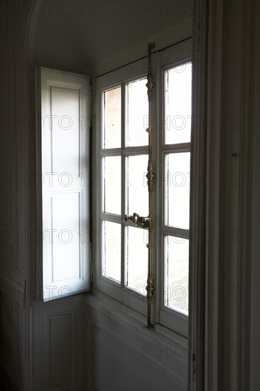 Versailles135 Château de Versailles, Petit Trianon, appartement de Louis XV, attique, fenêtre