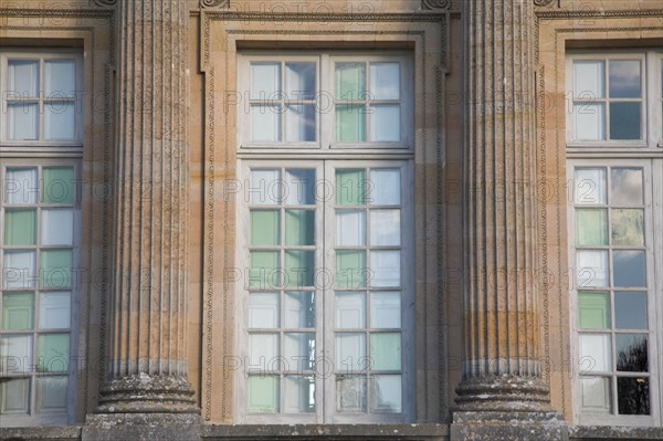 Versailles144 Château de Versailles, Petit Trianon, façade, détail (grande fenêtre et colonnes)