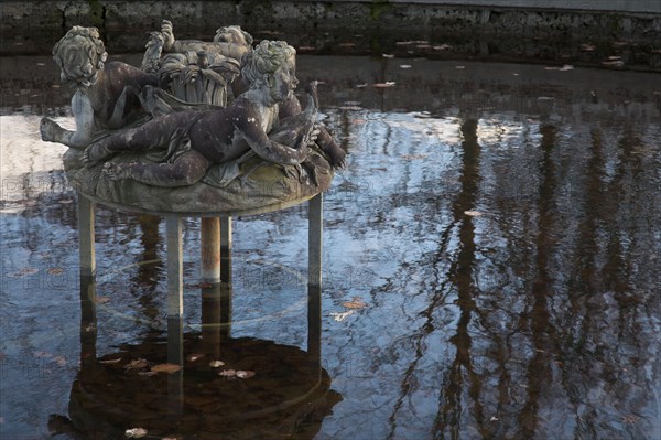 Versailles145 Château de Versailles, Petit Trianon, Jardin français, bassin aux statues d'enfants