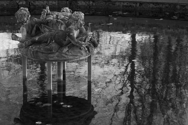 Versailles146 Château de Versailles, Petit Trianon, Jardin français, bassin aux statues d'enfants