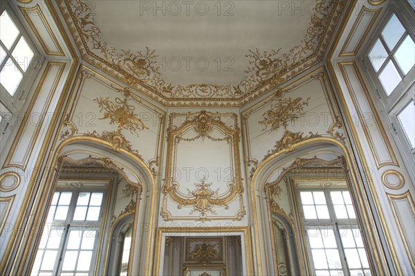 Versailles151 Château de Versailles, Petit Trianon, Pavillon français, boiseries, fenêtres et miroirs