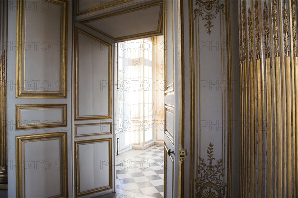 Versailles160 Château de Versailles, Petit Trianon, Pavillon français, boiseries, fenêtres