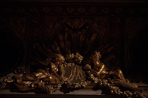 Versailles168  Château de Versailles, Petit Trianon, Théâtre de Marie-Antoinette, fronton au chiffre de Marie-Antoinette