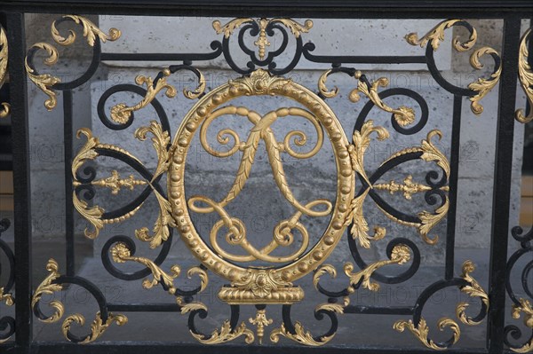 Versailles176 Château de Versailles, Petit Trianon, grille en fer forgé au chiffre des Louis