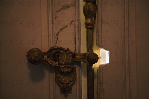 Versailles177 Château de Versailles, Petit Trianon, porte et serrure dans l'ombre à contre-jour