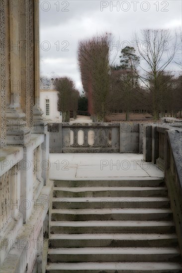 VersaillesChromo002 Château de Versailles, Petit Trianon, escalier extérieur