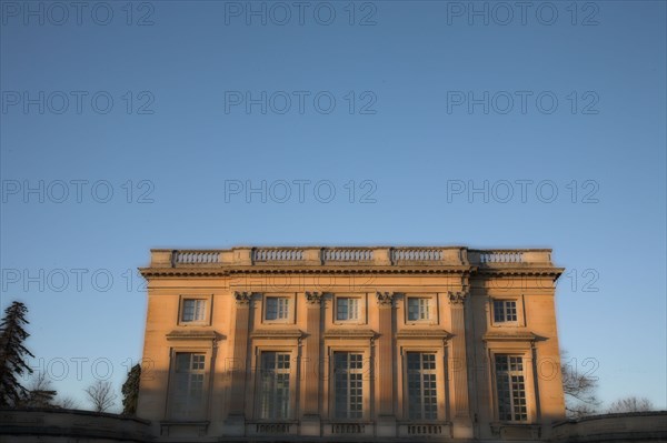 VersaillesChromo013 Château de Versailles, Petit Trianon, façade au soleil couchant