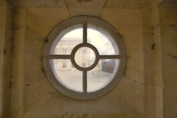 VersaillesChromo014 Château de Versailles, Petit Trianon, vue à travers une fenêtre en œil de bœuf