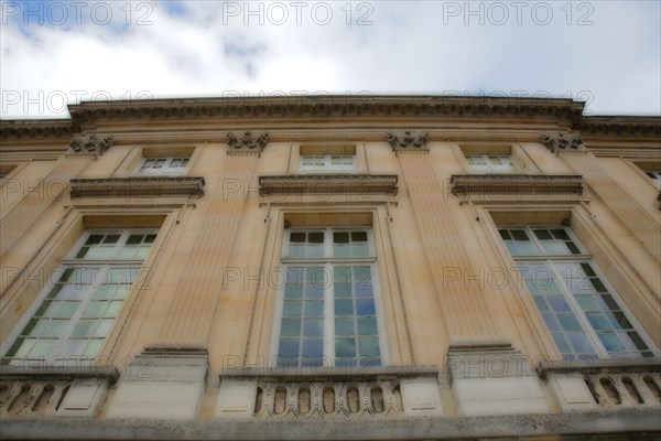 VersaillesChromo016 Château de Versailles, Petit Trianon, façade et fenêtres