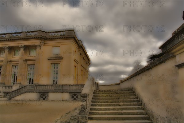 VersaillesChromo017 Château de Versailles, Petit Trianon, façade et escaliers extérieurs, jardin français