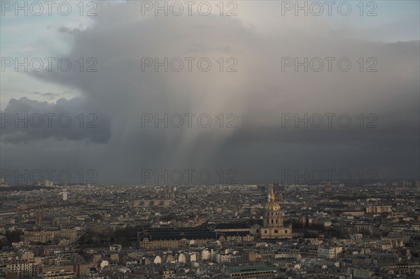 Paris 086 Paris, vue aérienne autour des Invalides, ciel d'orage au couchant