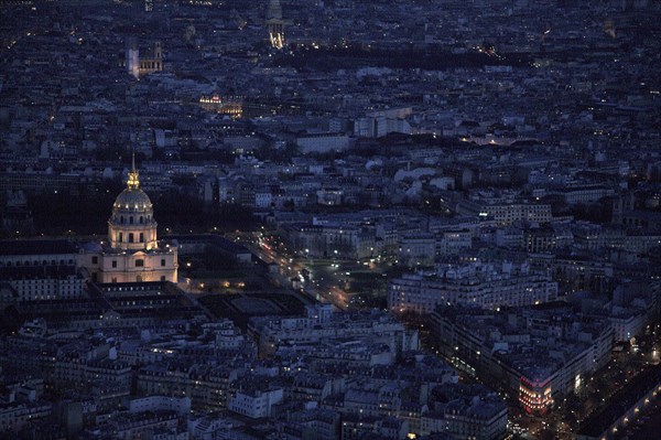 Paris 087 Paris, vue aérienne, autour des Invalides illuminés, la nuit