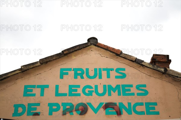 Provence435 Provence, village, murs, fruits et légumes de Provence