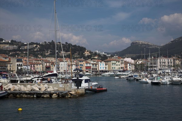 Provence448 Provence, Cassis, vieux port, entrée du port