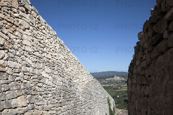 Provence537 Provence, Luberon, Lacoste, château, Pierre Cardin, vue vers Bonnieux