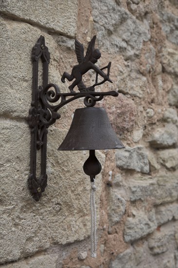 Provence565 Provence, Luberon, village, cloche d'entrée, Cupidon