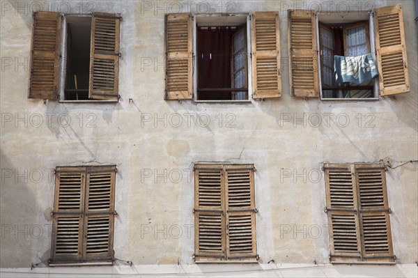 CoteAzur012 Fenêtres provencales, façade méditerranéenne, volets (Vallauris) fenêtres ouvertes et fermées, linge aux fenêtres