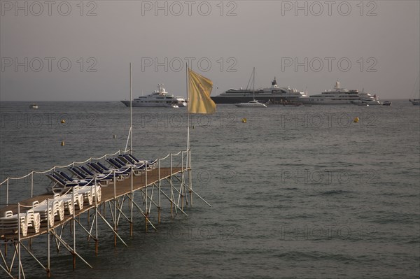 CoteAzur028 Cannes, la Croisette, plage et yachts dans la baie