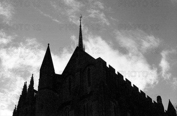 MtSaintMichel21b La Merveille et l'Eglise abbatiale du Mont Saint Michel en ombre chinoise sur le ciel (Abbaye)