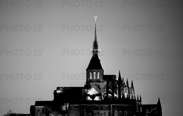 MtSaintMichel26b L'Eglise abbatiale et la Merveille du Mont Saint Michel de nuit