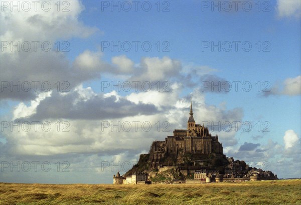 MtSaintMichel29 L'ilôt du Mont Saint Michel depuis les prés de la baie, ciel d'automne