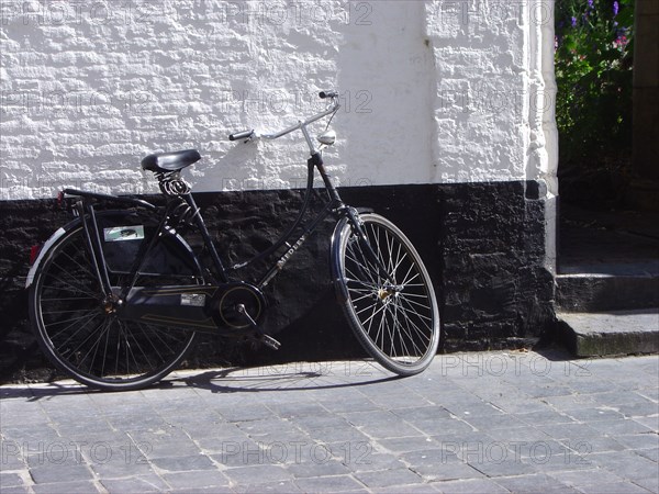Bruges. Vélo dans les ruelles de Bruges