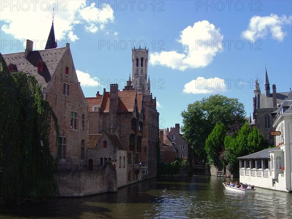Bruges. Canal près de Huidenvettersplein et du Rozenhoedkaai, au printemps