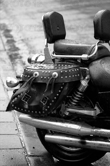 Bruges. moto dans les ruelles de la ville médiévale, en automne, après la pluie