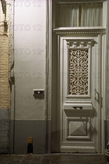 Bruges de nuit : la porte blanche