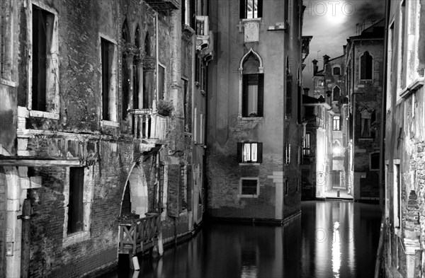 Venise 2008-2009. Nuit, rio, canal, palais, reflets, pleine lune