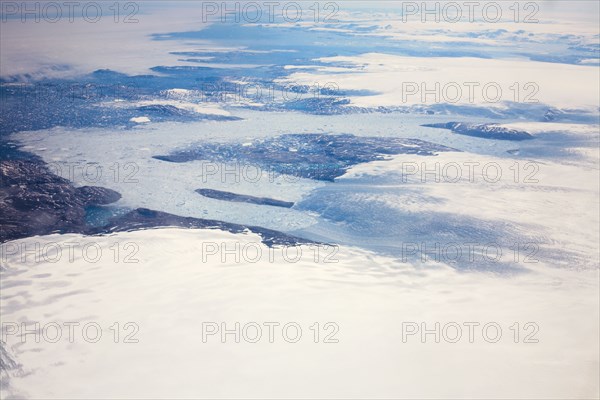 Groenland. Vue aérienne, côte sud près du Cap Farewell, terre du Roi Frédéric VI, (été 2008, 9000 m d'altitude) glaciers, fjords, iles et icebergs