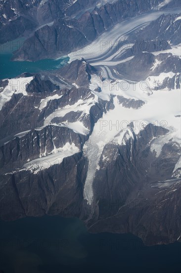 Groenland. Vue aérienne, côte sud-ouest près du Cap Farewell, terre du Roi Frédéric VI, (été 2008, 9000 m d'altitude) montagnes enneigées, glaciers, fjords et icebergs