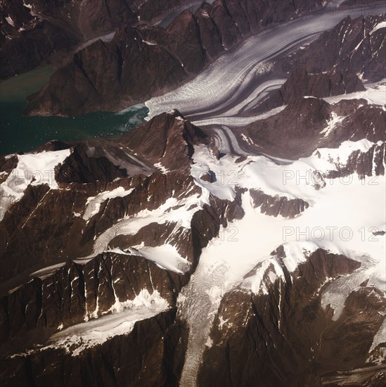 Groenland. Vue aérienne, côte sud-ouest près du Cap Farewell, terre du Roi Frédéric VI, (été 2008, 9000 m d'altitude) montagnes enneigées, glaciers, fjords et icebergs