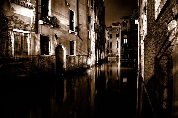 Venise 2008-2009. Nuit, rio, canal, palais, façades, reflets