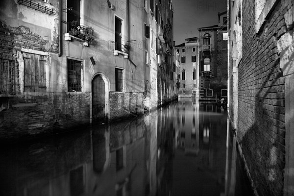 Venise 2008-2009. Nuit, rio, canal, palais, façades, reflets