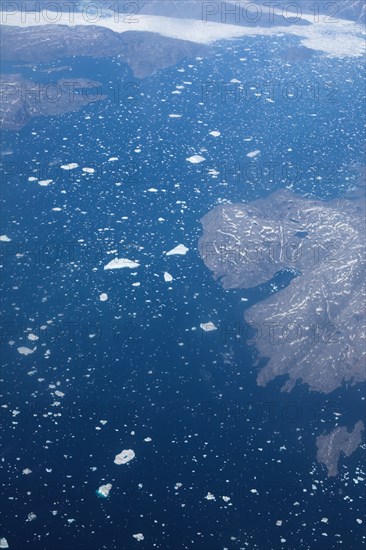 Groenland. Vue aérienne, côte sud-est près du Cap Farewell, terre du Roi Frédéric VI, (été 2008, 9000 m d'altitude) montagnes enneigées, glaciers, fjords, iles et icebergs
