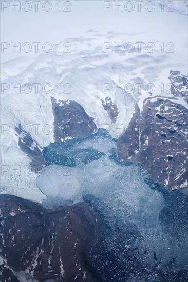 Groenland. Vue aérienne, côte sud-est près du Cap Farewell, terre du Roi Frédéric VI, (été 2008, 9000 m d'altitude) glaciers, fjords et icebergs